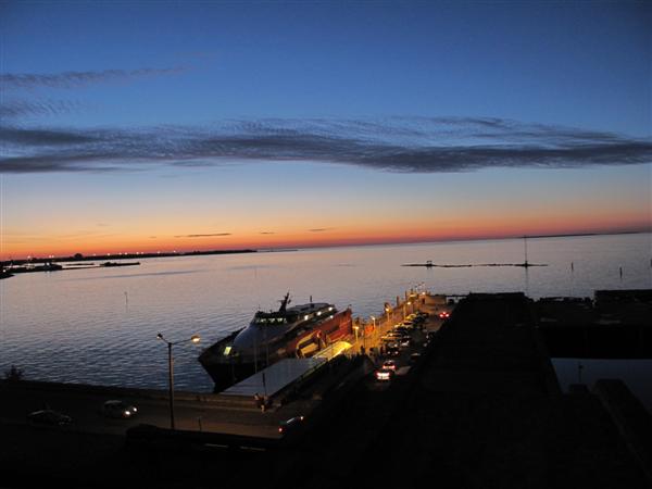 Таллинн, вид на Балтийское море ночью с причала. Таллинн, вид на Балтийское море ночью с причала.